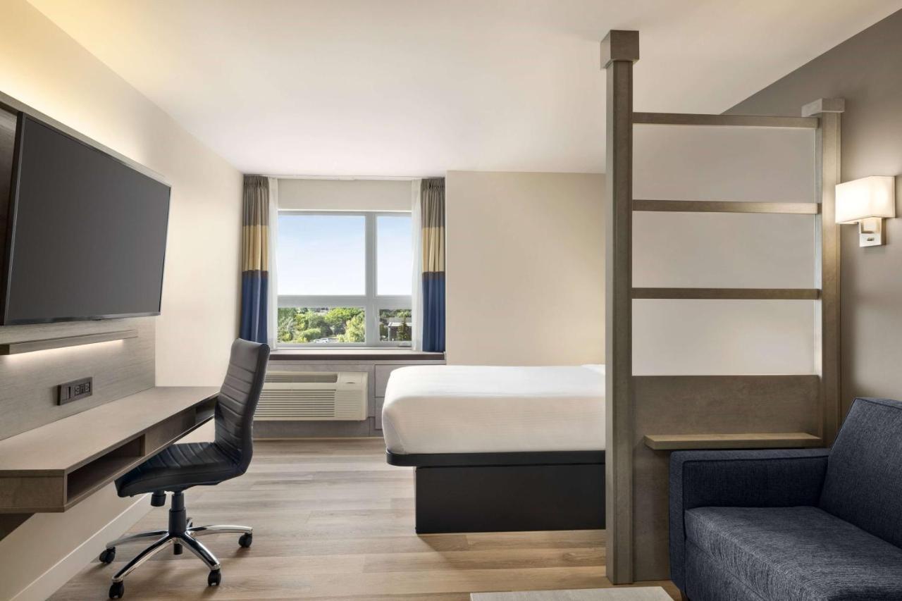 Microtel Inn & Suites By Wyndham Boisbriand Sainte-Therese Exterior photo