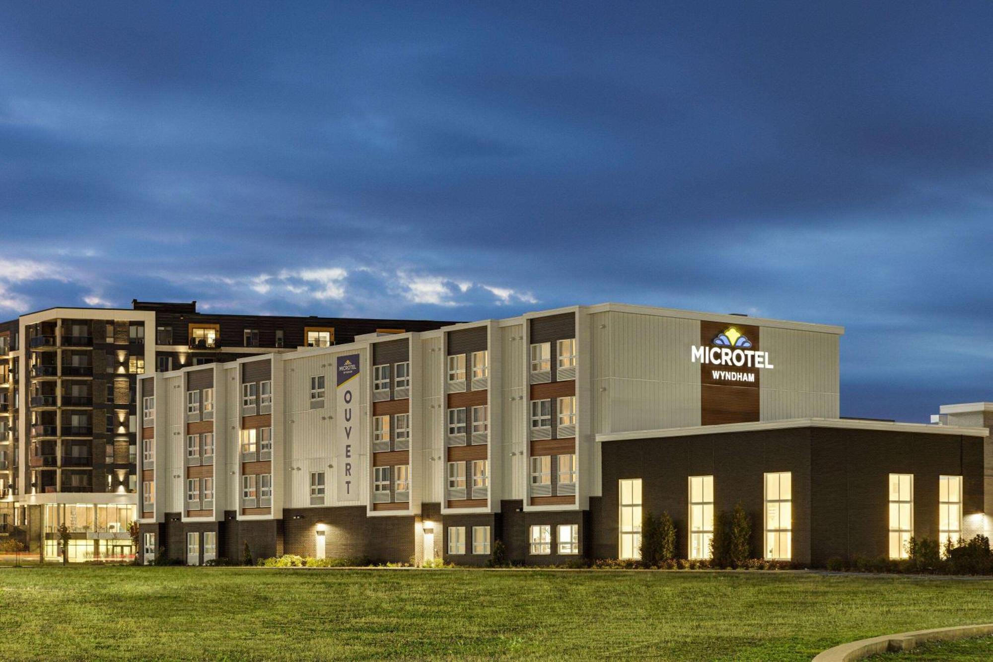 Microtel Inn & Suites By Wyndham Boisbriand Sainte-Therese Exterior photo