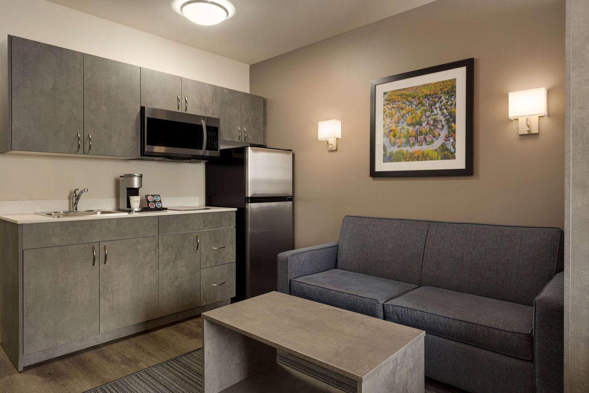 Microtel Inn & Suites By Wyndham Boisbriand Sainte-Therese Exterior photo
