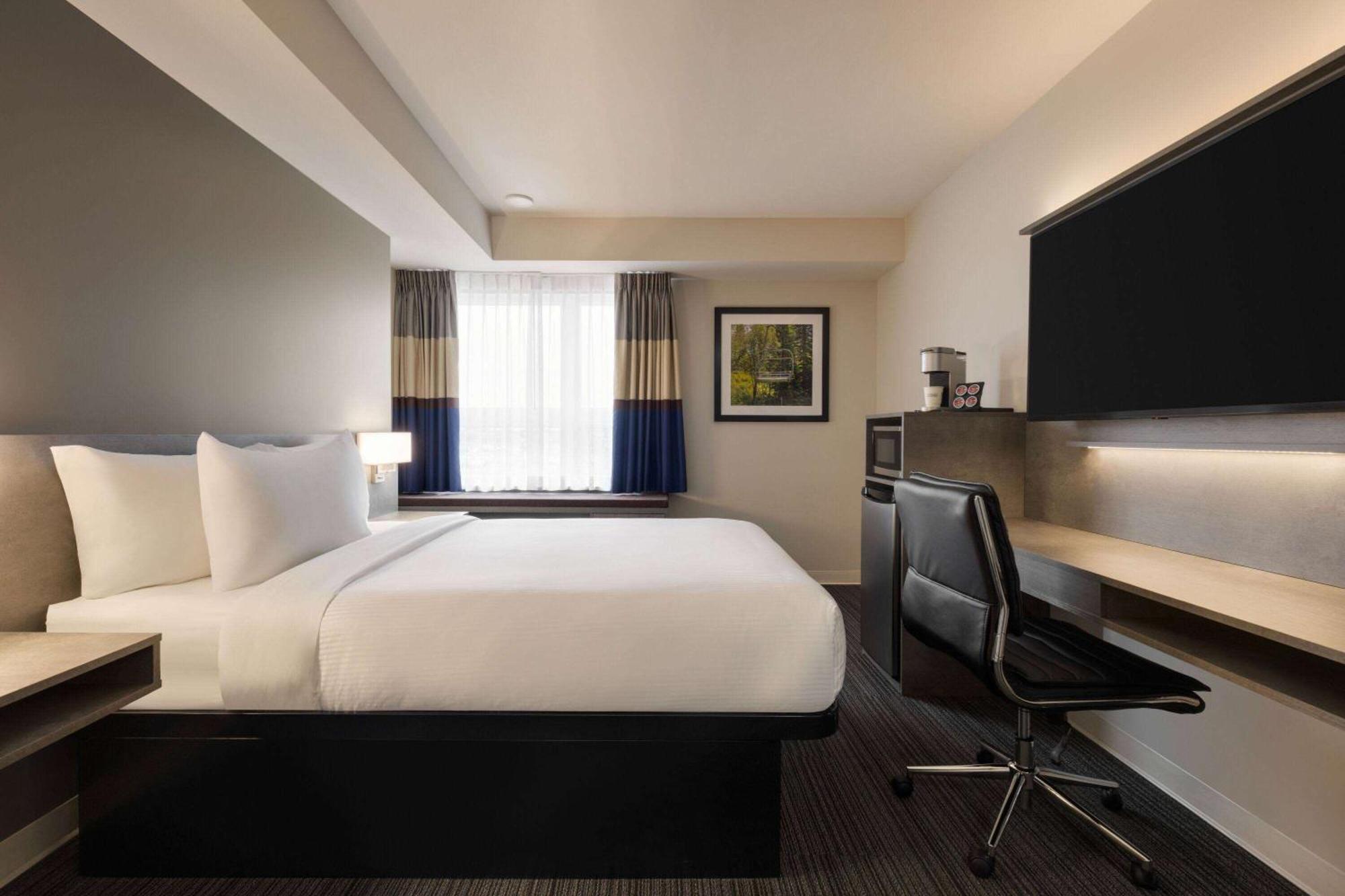 Microtel Inn & Suites By Wyndham Boisbriand Sainte-Therese Exterior photo