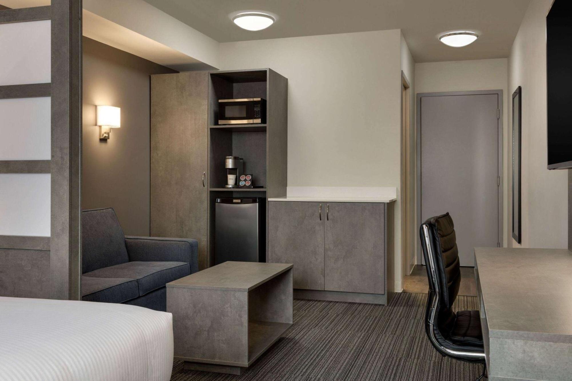 Microtel Inn & Suites By Wyndham Boisbriand Sainte-Therese Exterior photo